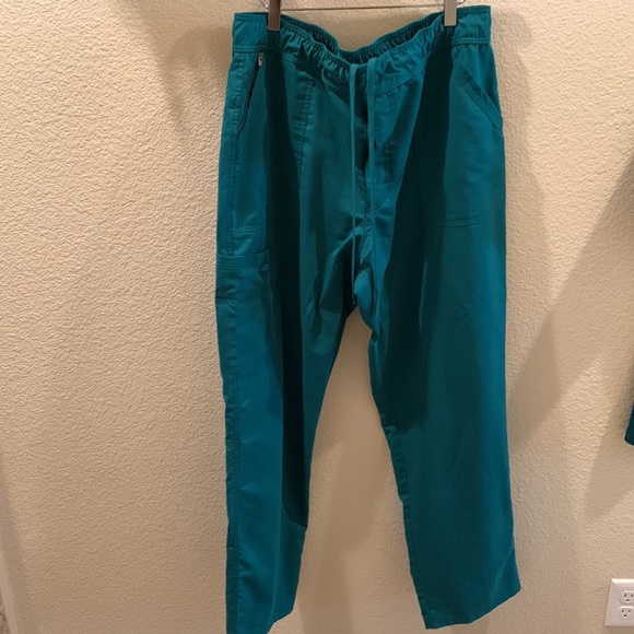 Men's Balance V-Neck Scrub Top & Zip Fly Scrub Pants Set - Picture 7 of 14